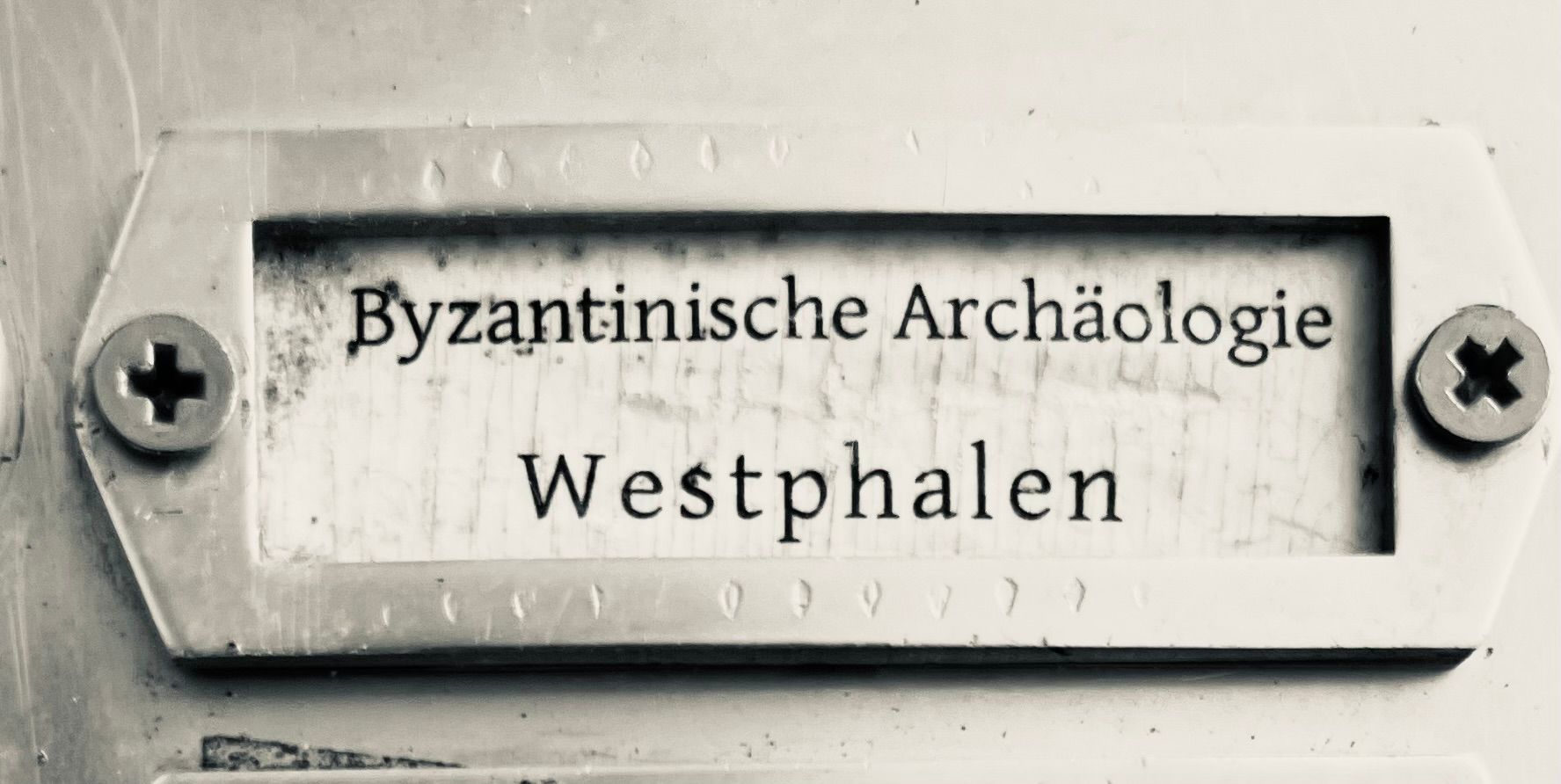 A sign that says byzantinische archäologie westphalen on it