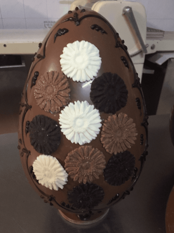uovo al cioccolato decorato