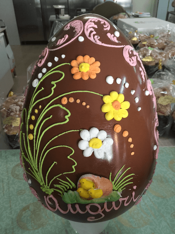 uovo di cioccolato decorato con fiori