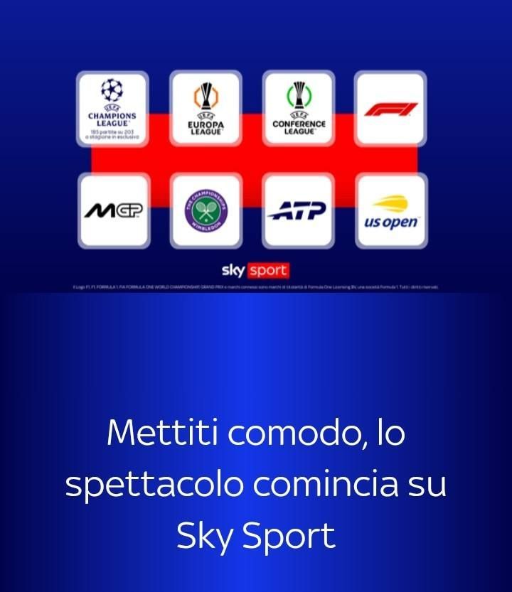 Una fila di sgabelli da bar sono allineati davanti al bancone.