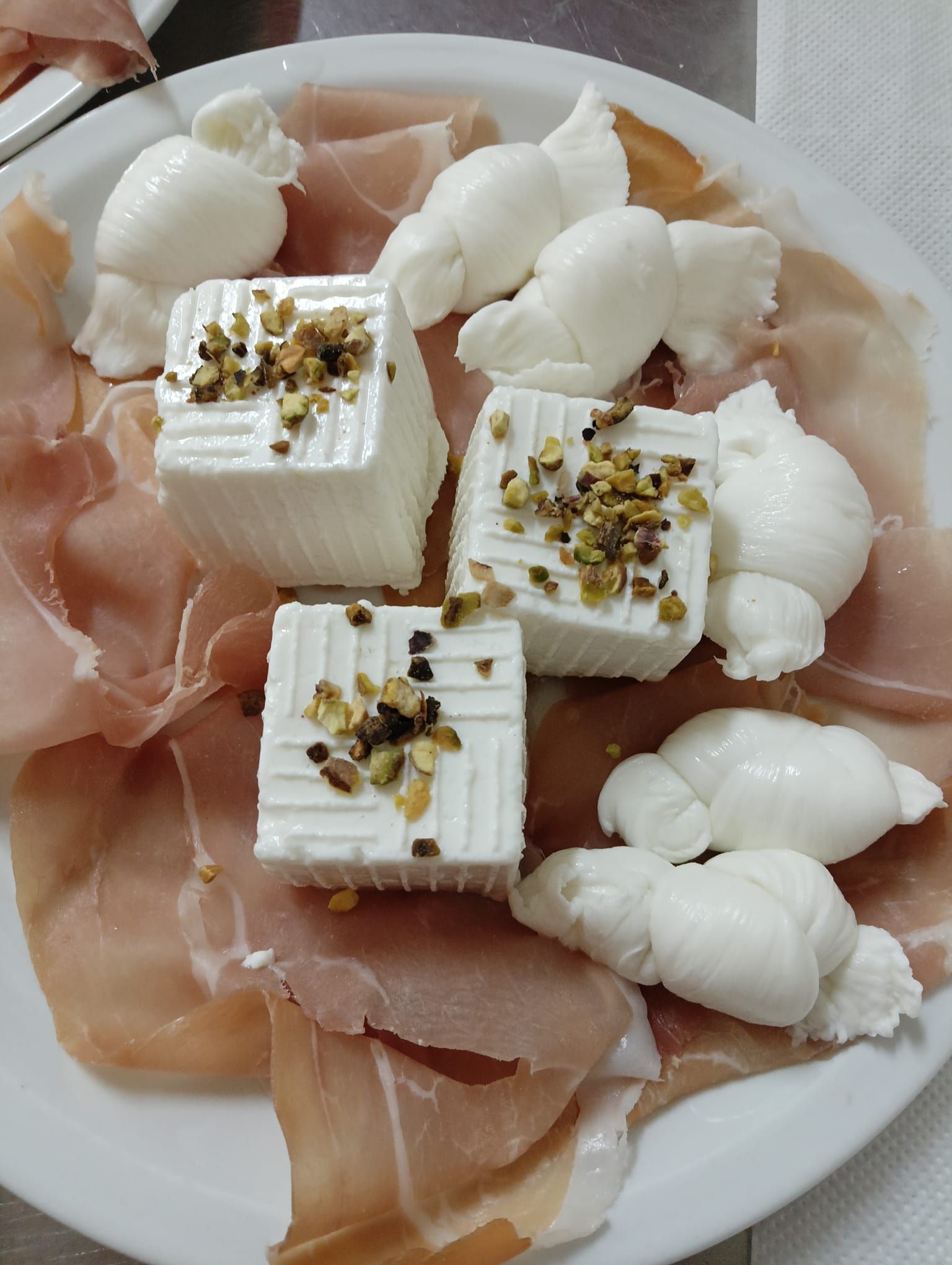 Un bar con sgabelli gialli e un muro di mattoni.