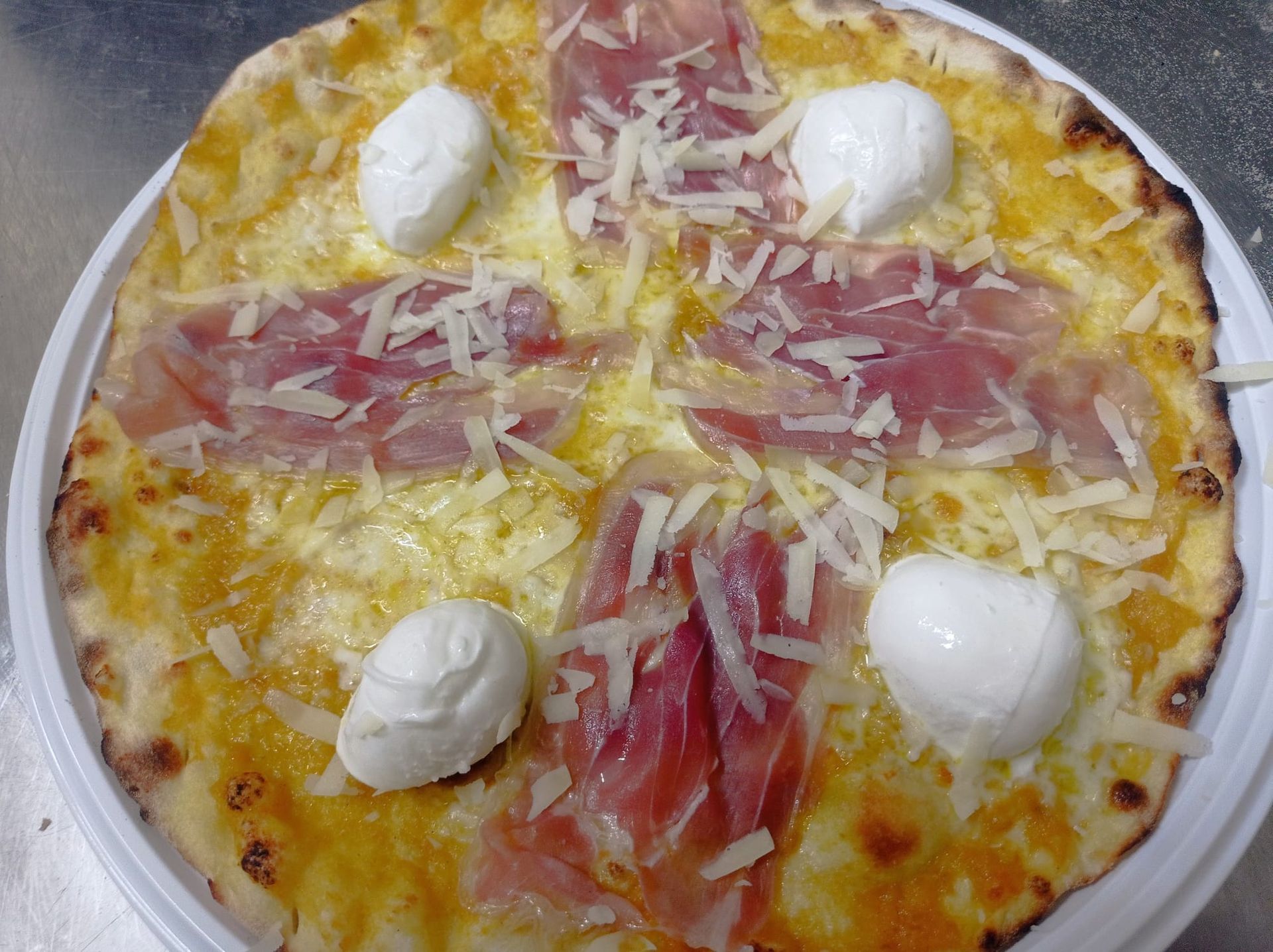 Una fila di sgabelli da bar sono allineati davanti al bancone.