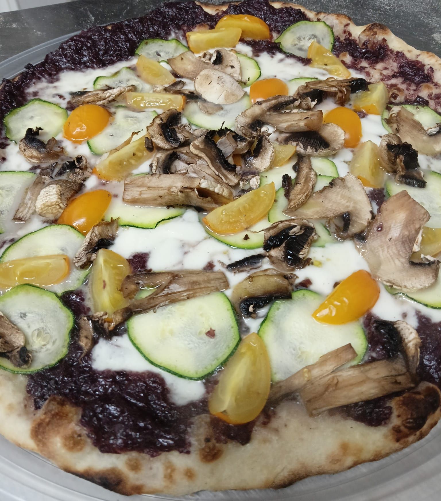 Ci sono molti tavoli e sedie nella stanza.