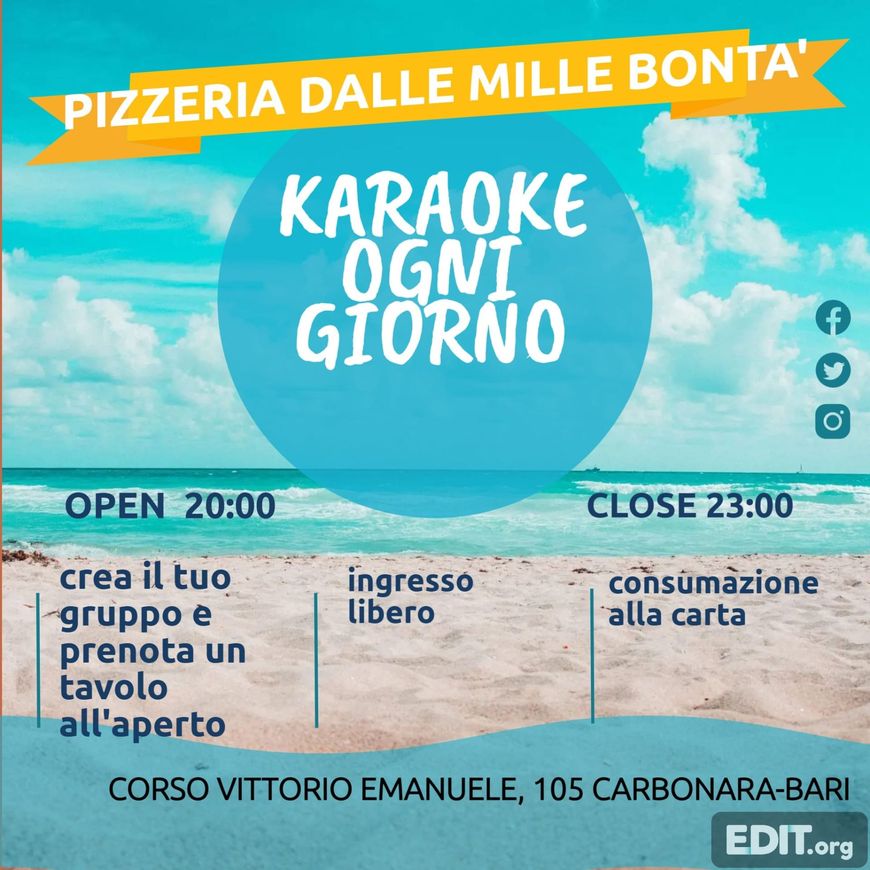 Ci sono molti tavoli e sedie nella stanza.