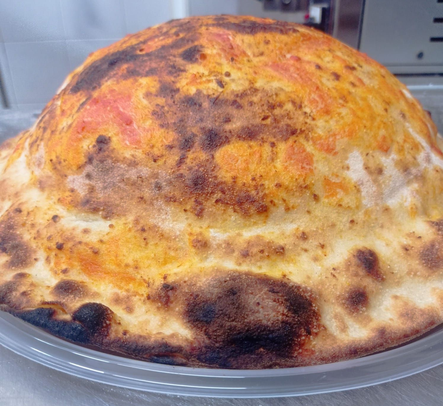 Una fila di sgabelli da bar sono allineati davanti al bancone.