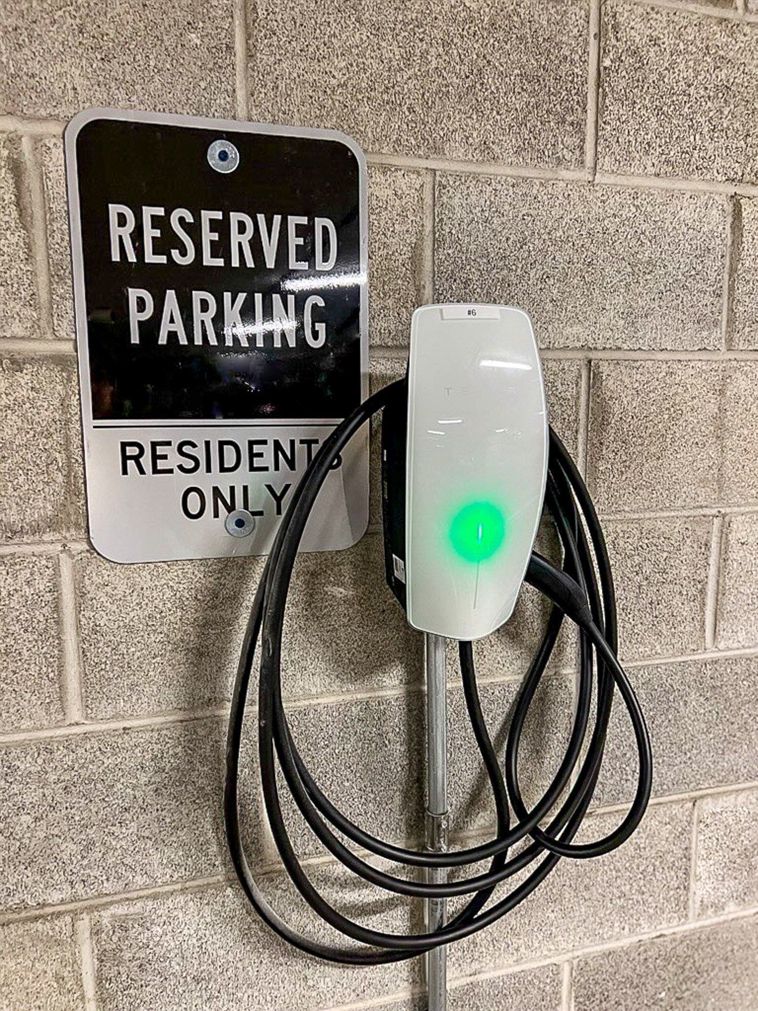 A parking sign that says