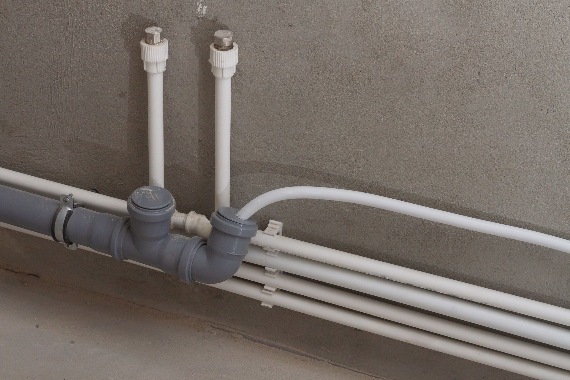 Distribution of propylene pipes for hot water, cold water, heating, sewerage in a new house | Graywa