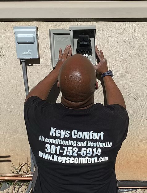 A man wearing a black shirt that says keys comfort