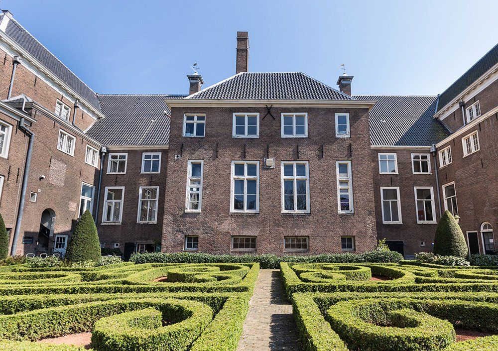 Maison Descartes garden and building in Amsterdam
