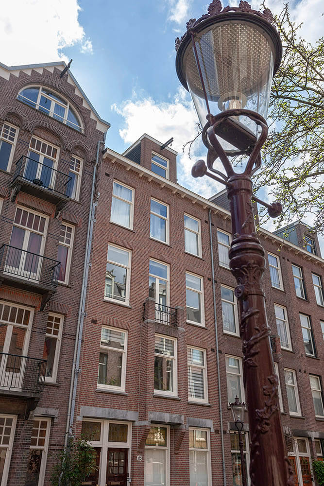 Valeriusstraat 155 and light post