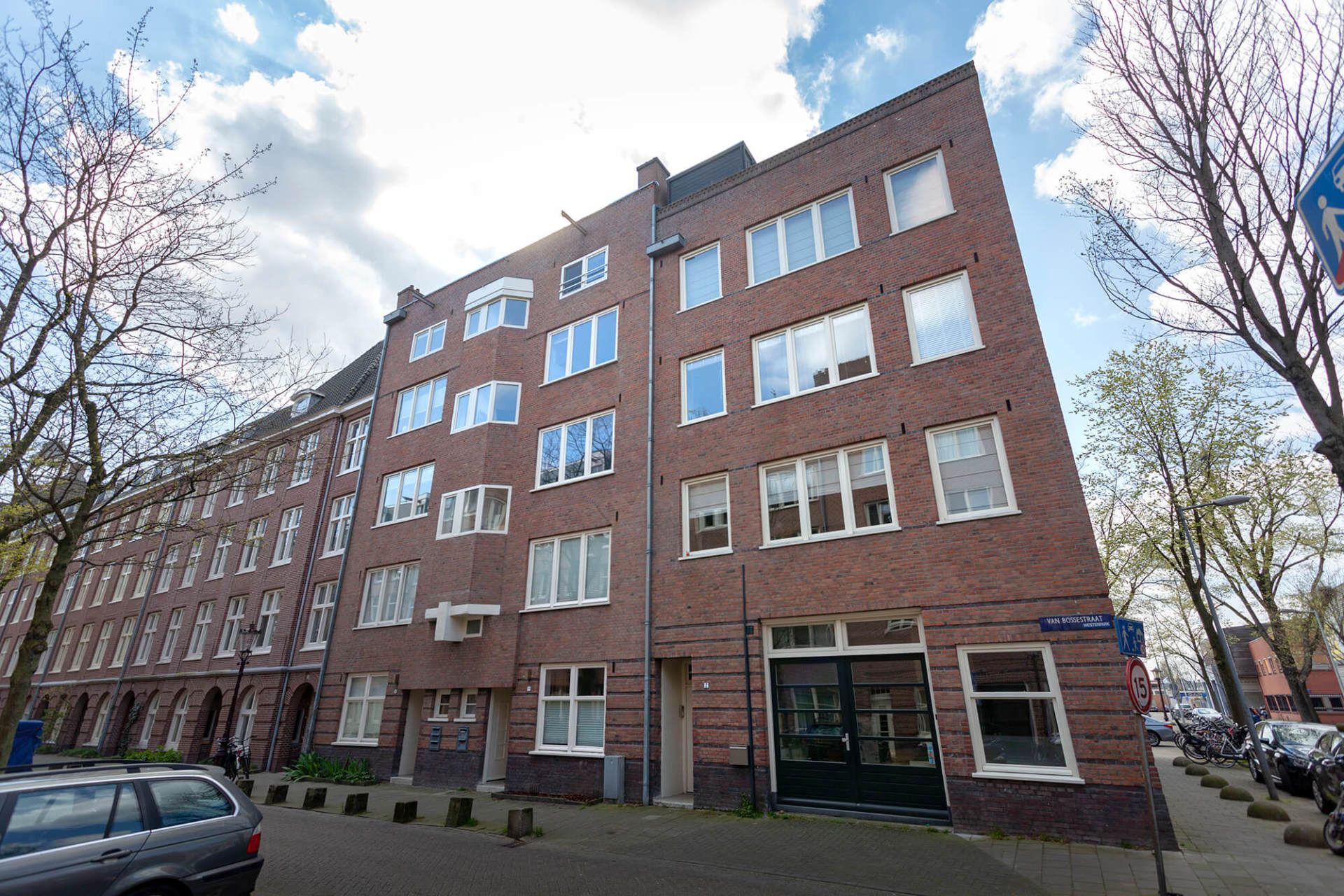 side view of building at Van Bossenstraat in Amsterdam