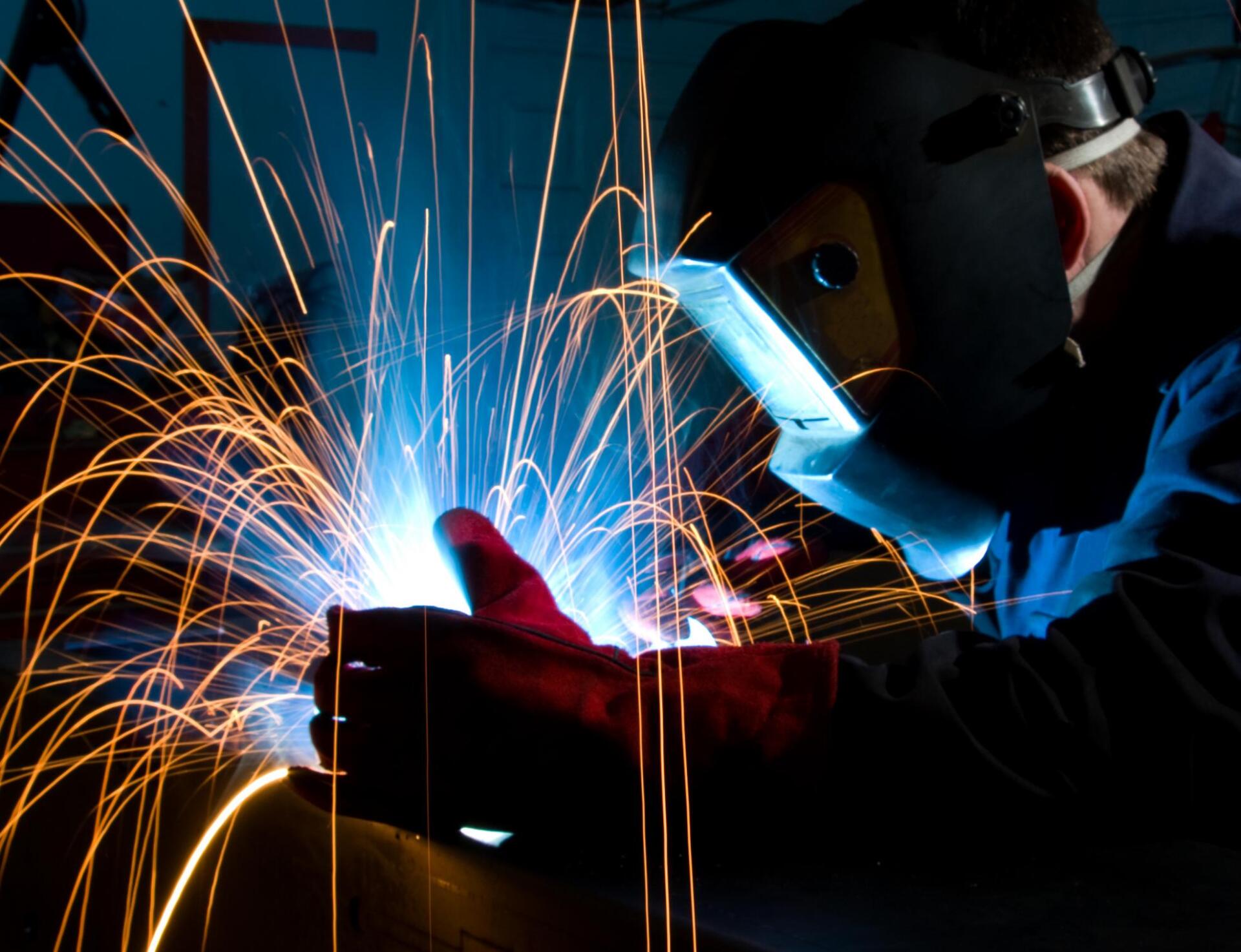 welder with full mask and gloves