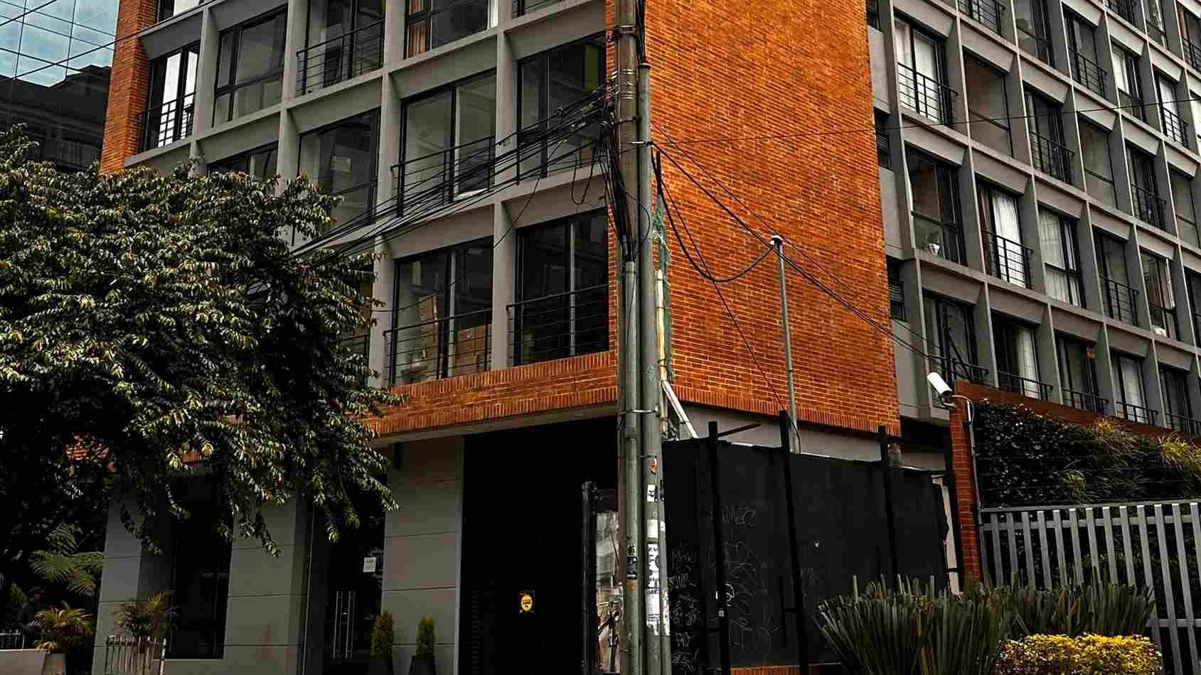 Fachada moderna de ladrillo y acceso sobre calle urbana en Nova Iorque, hotel en Bogotá.
