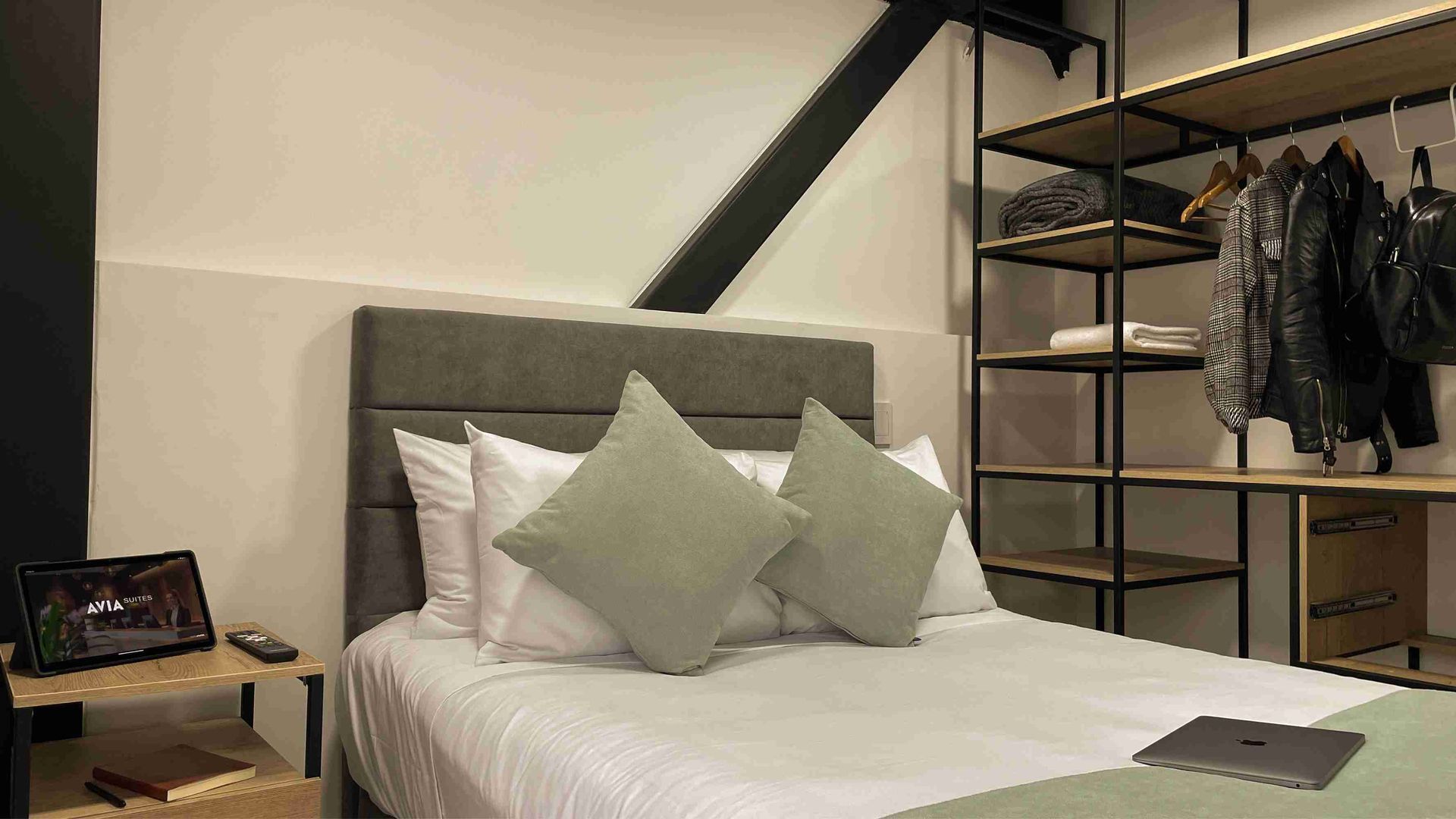 Espacio de descanso en apartasuite de Nova Iorque Bogotá, hotel cercano al Parque de la 93 con diseño funcional.