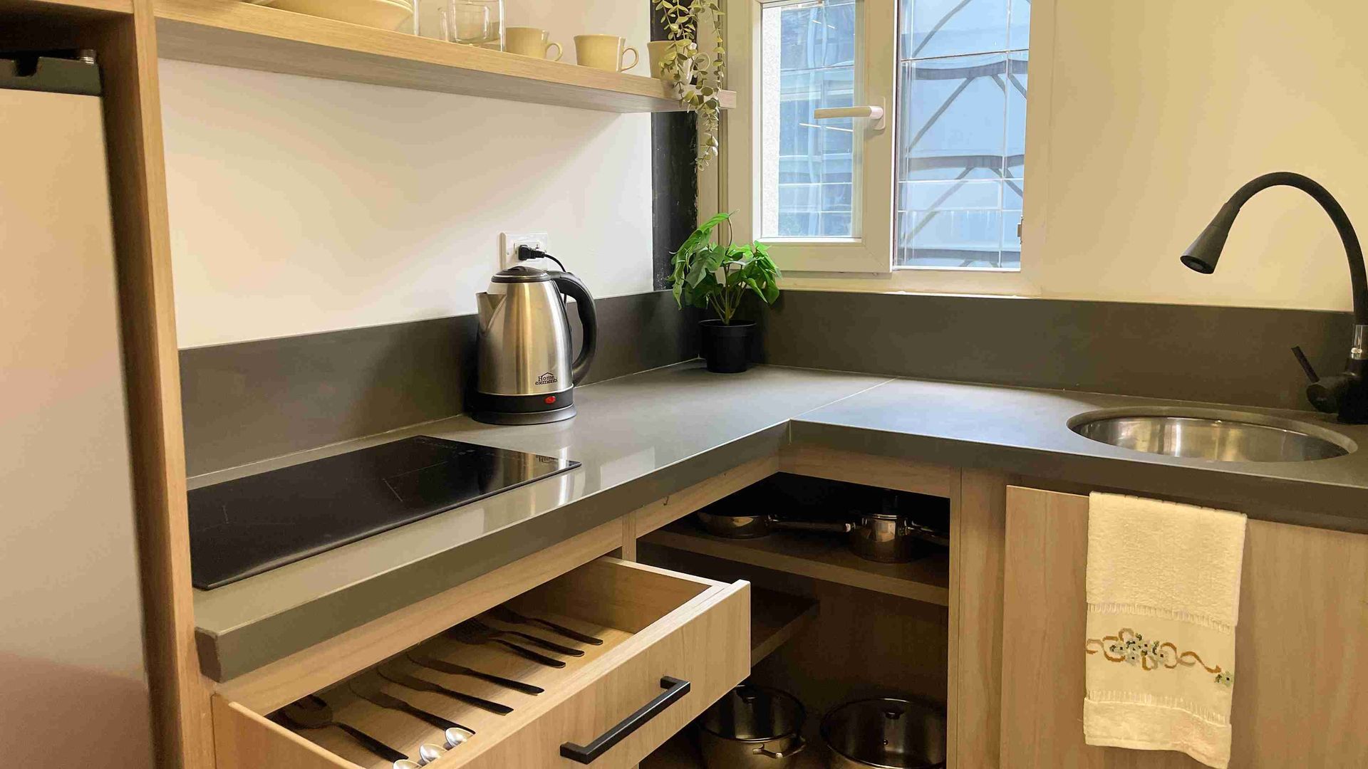 Cocina equipada en apartasuite de Nova Iorque Bogotá, alojamiento cerca del Parque de la 93 para estadías cortas o largas.