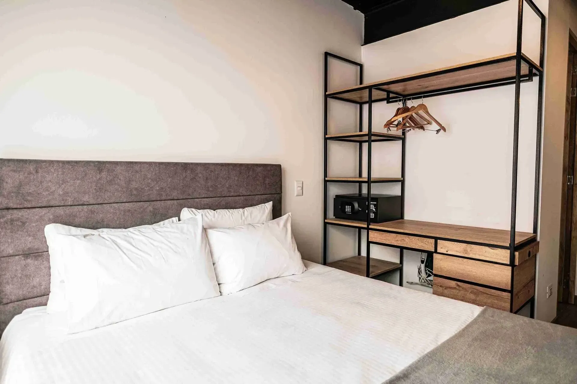 apartahotel en bogota con cama doble, y armario con escritorio para estadías largas en bogota
