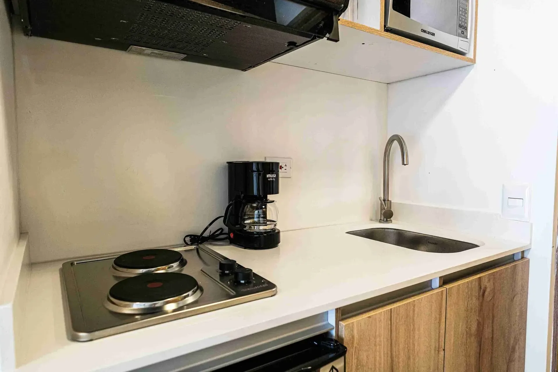 Cocina equipada con cafetera, estufa y lavaplatos en Nova Iorque, apartasuites en Bogotá para estadías largas.