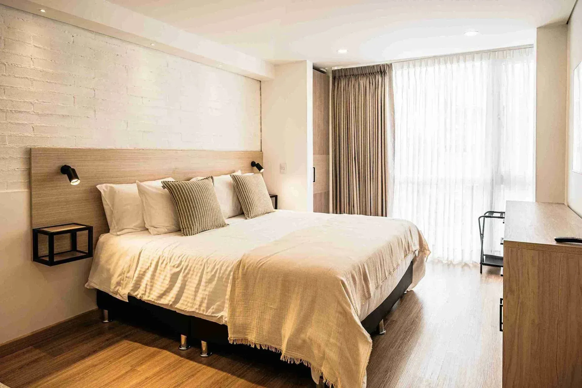 Habitación con cama doble y vista al exterior en Nova Iorque, apartahotel  en Bogotá