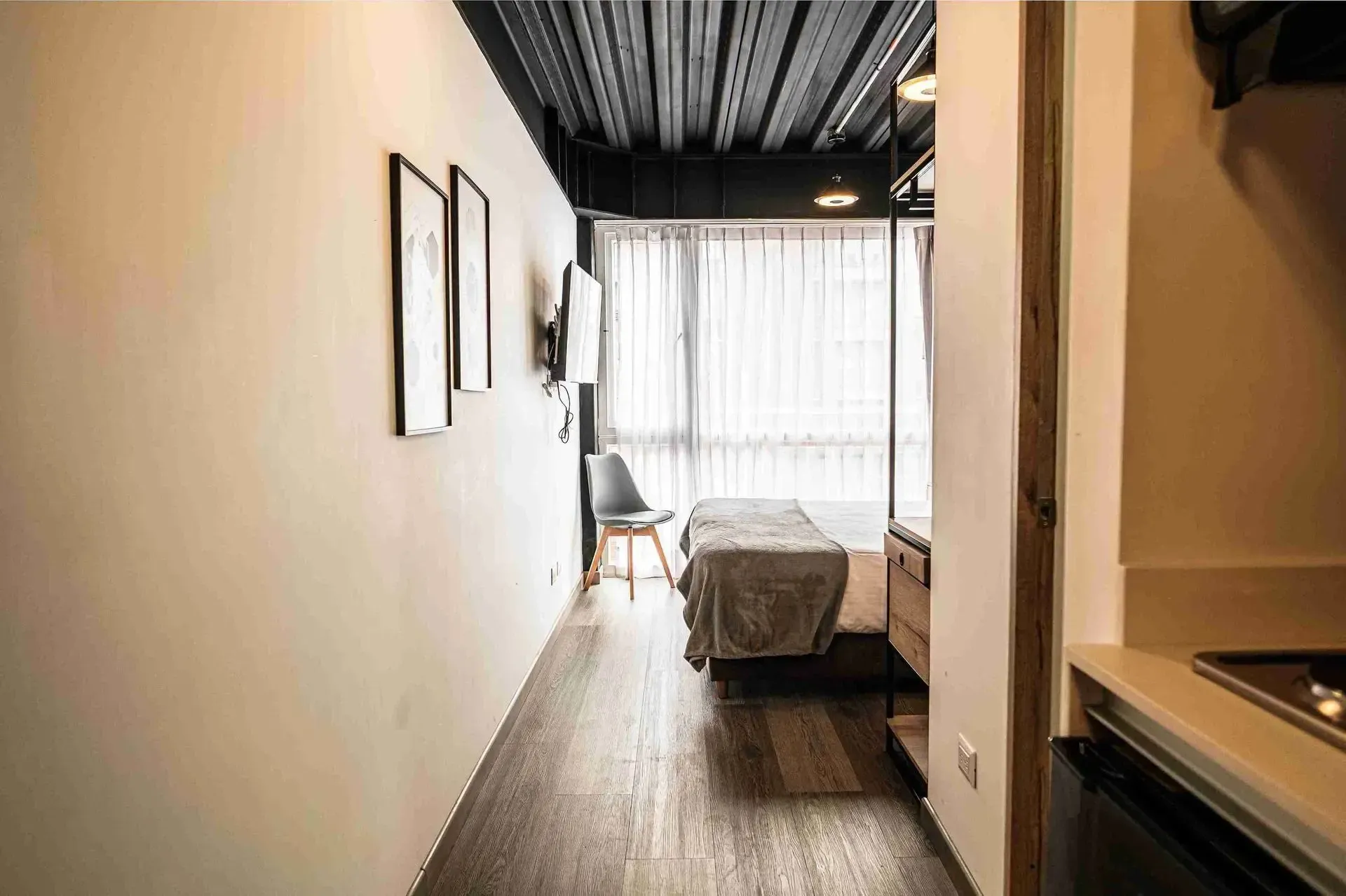 Apart-hotel em Bogotá, com cama de casal, televisão, cozinha equipada e vista para a cidade.