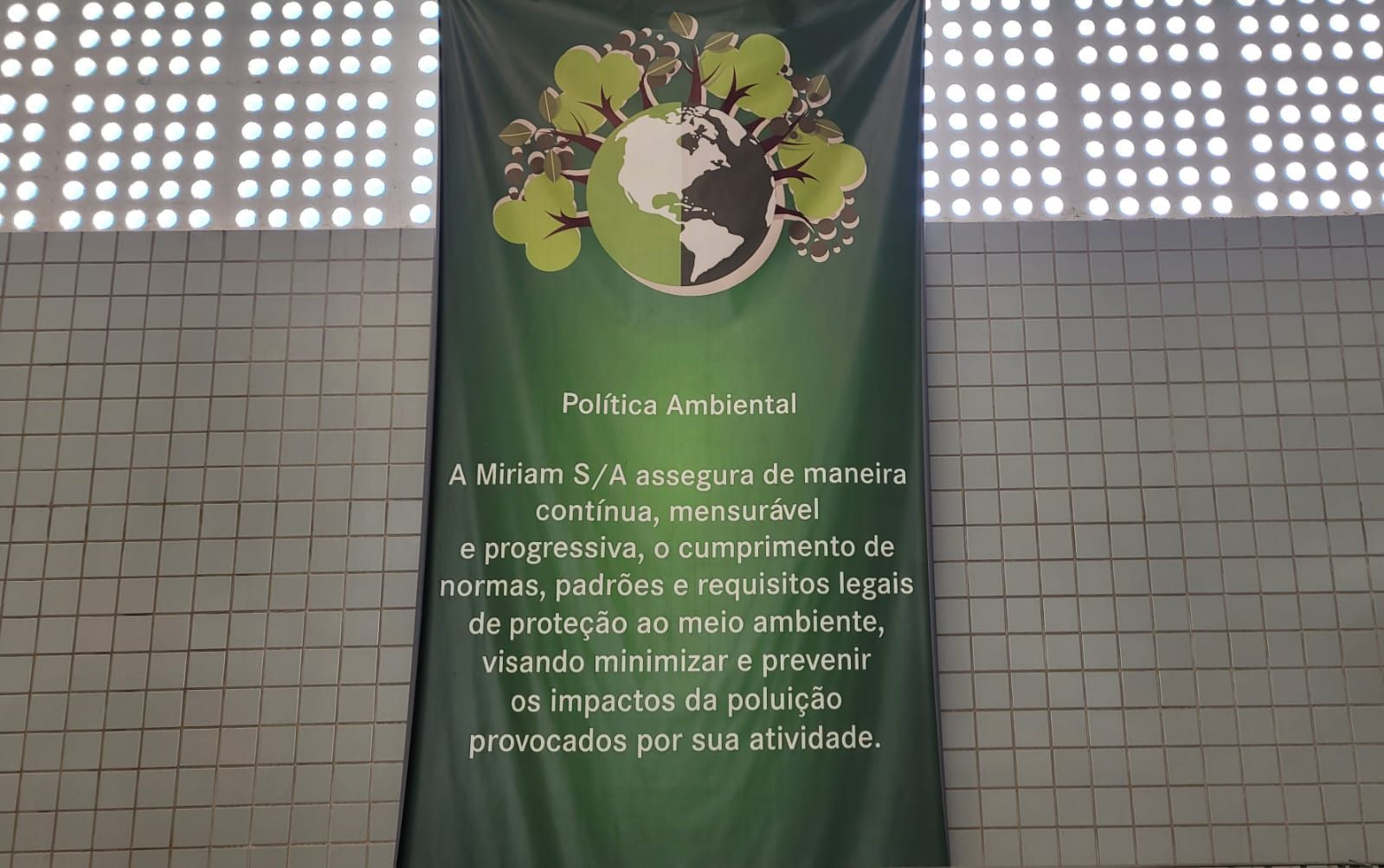 ALT: Poster informativo localizado na oficina da Miriam.