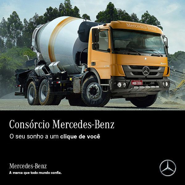 Um caminhão mercedes benz está dirigindo por uma estrada