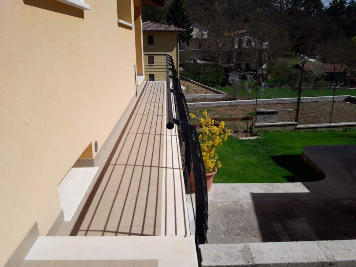 Balcone con balaustra