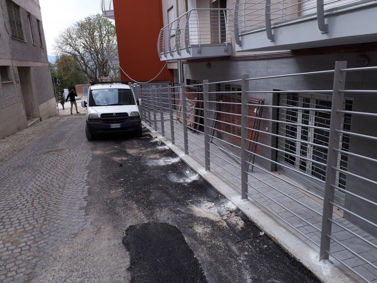 Recinzione in metallo e auto