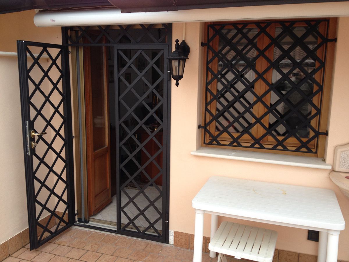Finestra e porta con grata