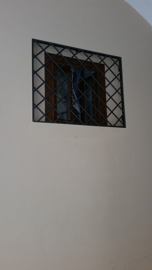 Finestra piccola e grata