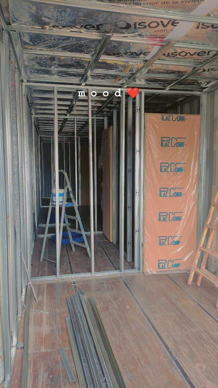 Estructura interior de un edificio en construcción; montantes metálicos