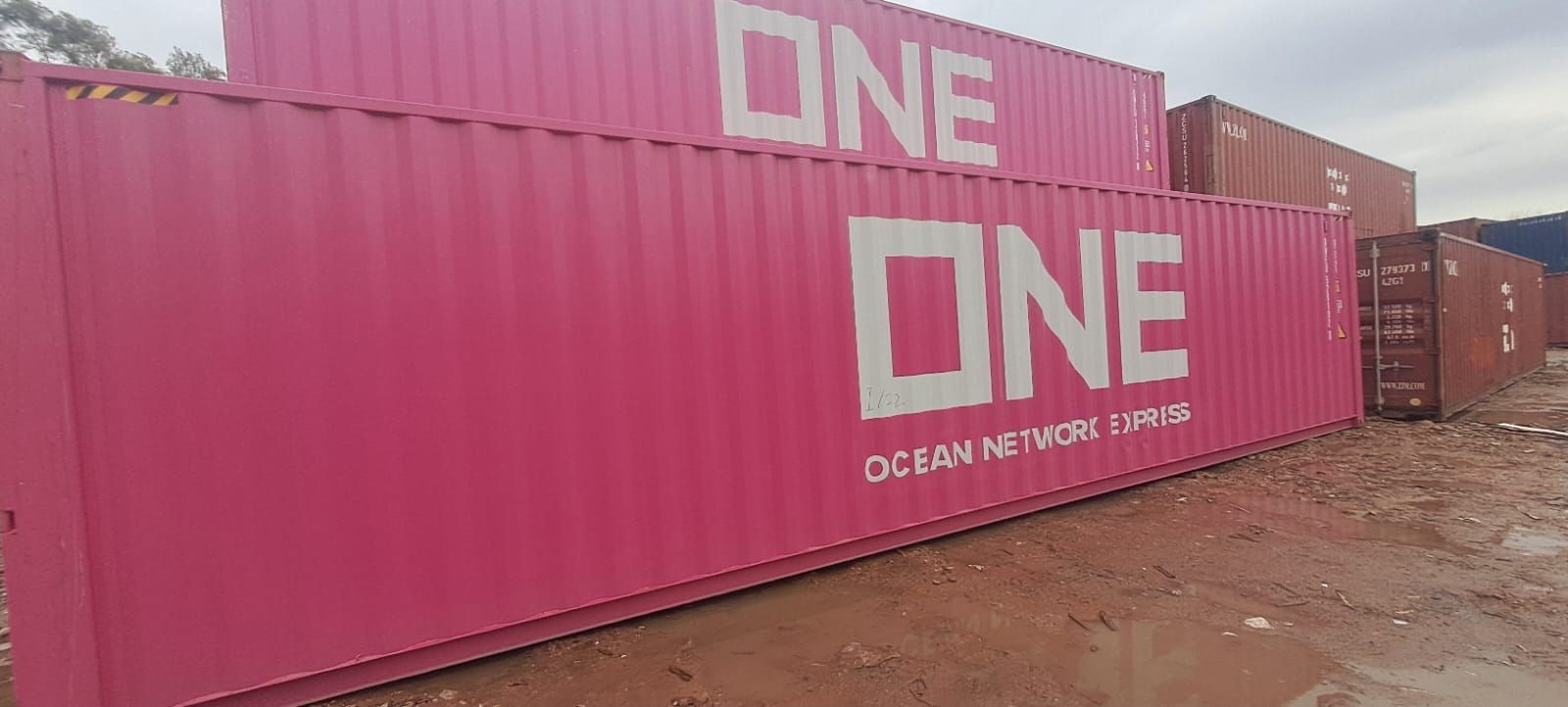 Contenedores de envío de color rosa con el logotipo