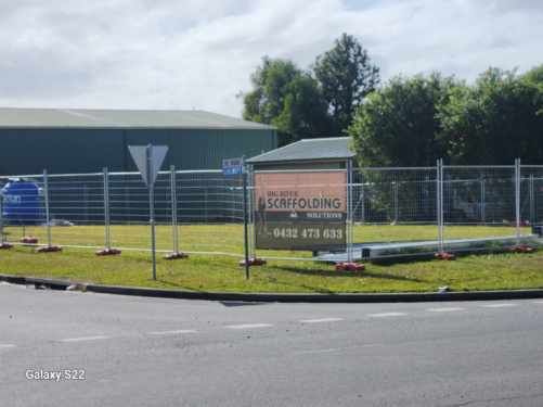 There is a sign on the side of the road that says scaffolding.