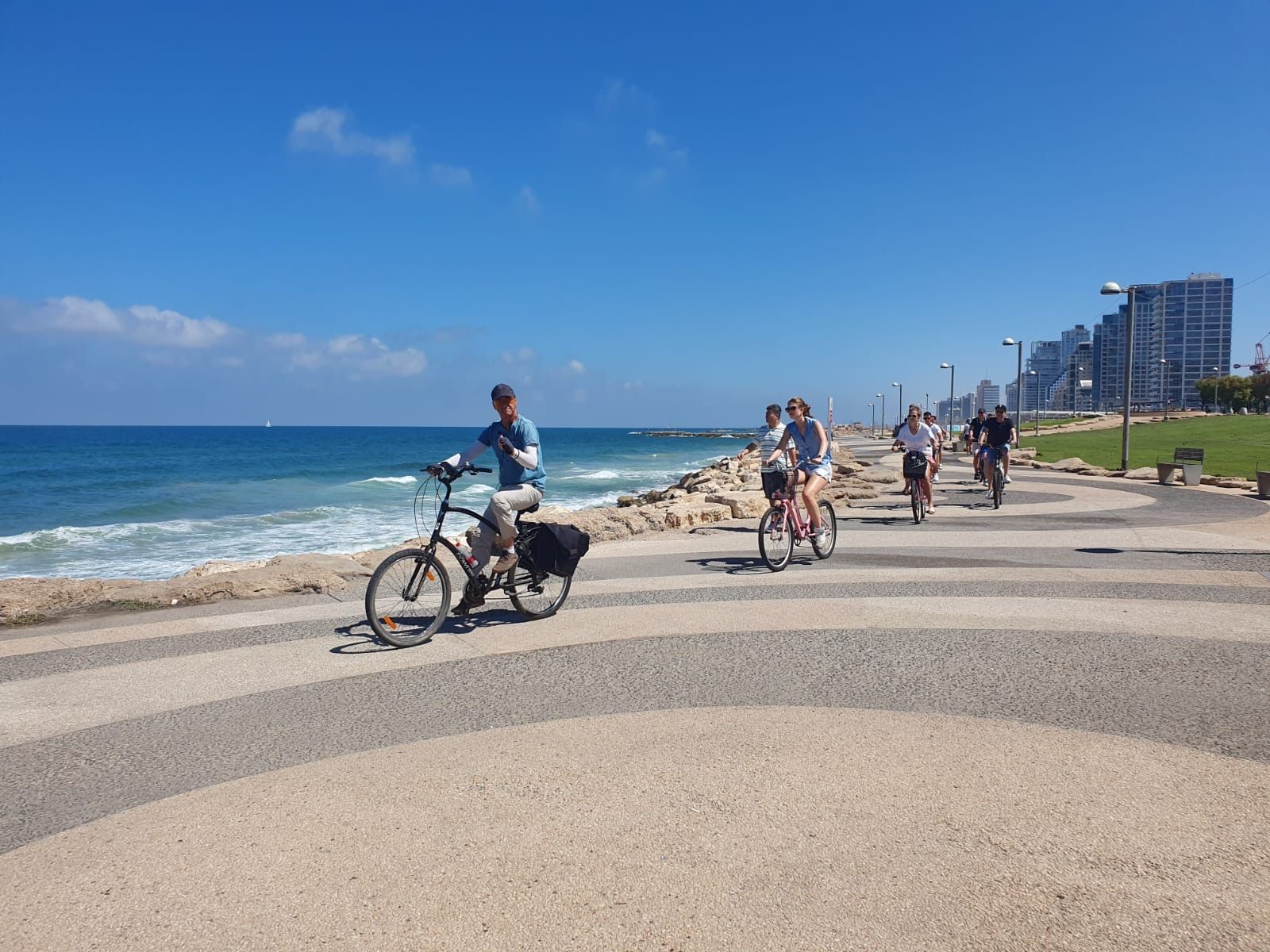סיור מודרך על אופניים בטיילת תל אביב
