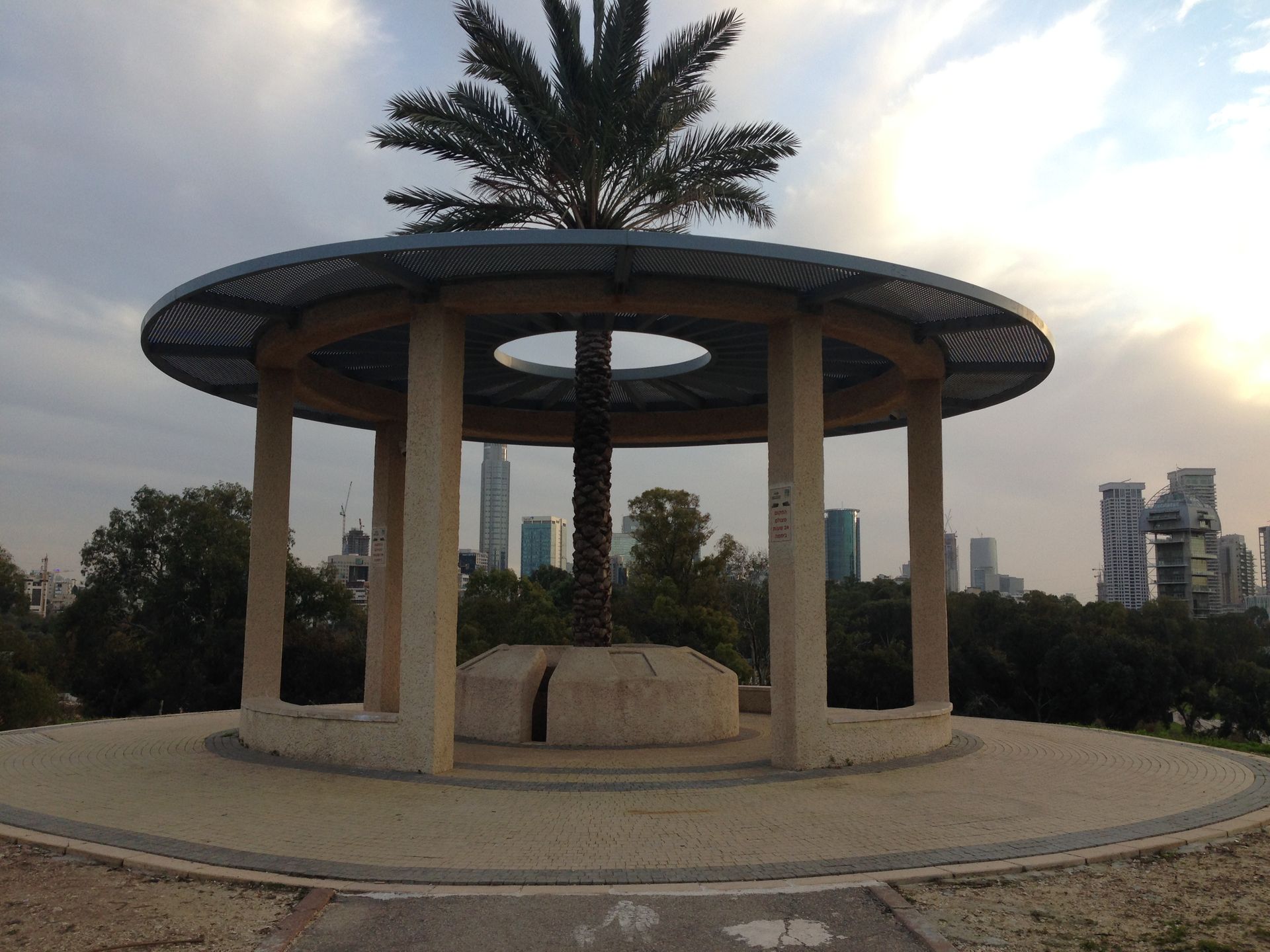 עין הציפור ביער ראש ציפור פארק הירקון