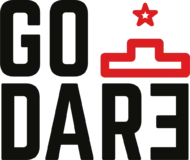 Een zwart en rood logo met de tekst go dare