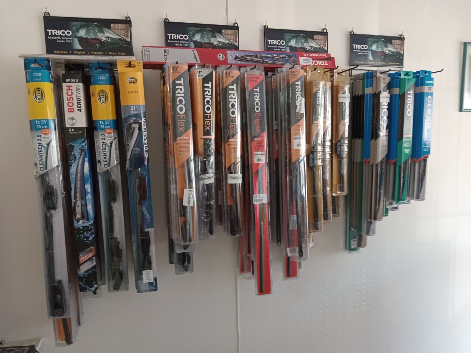 Una exhibición de escobillas limpiaparabrisas empaquetadas en una tienda.