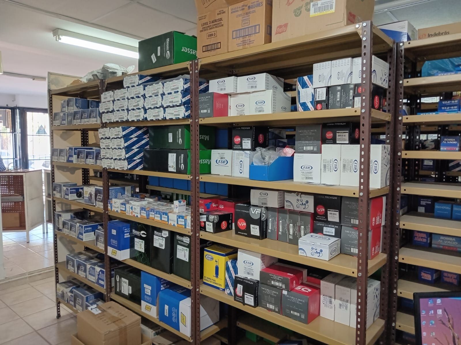 Estantes llenos de cajas y repuestos de automóviles en una tienda.