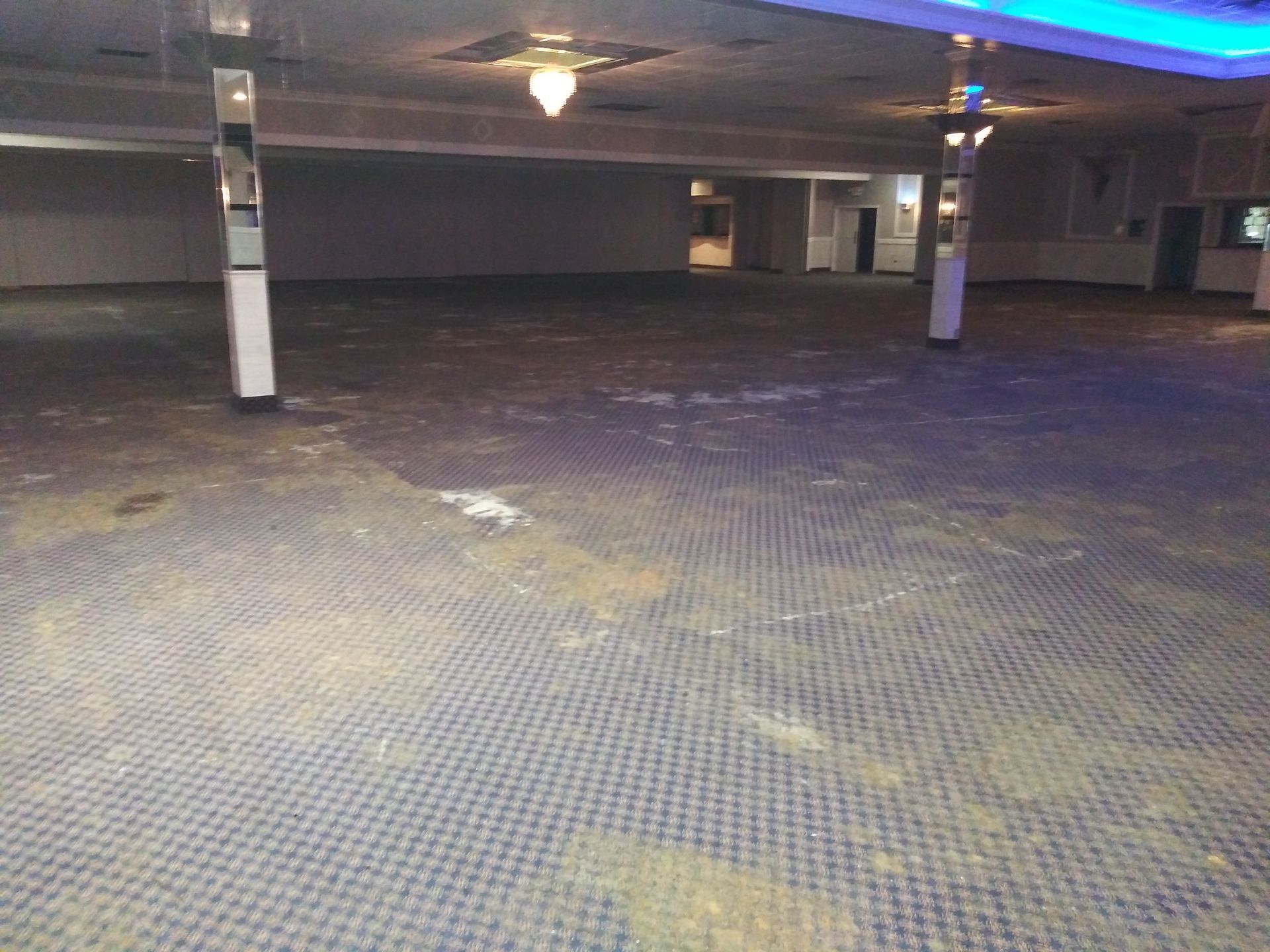 An empty room with a blue light on the ceiling