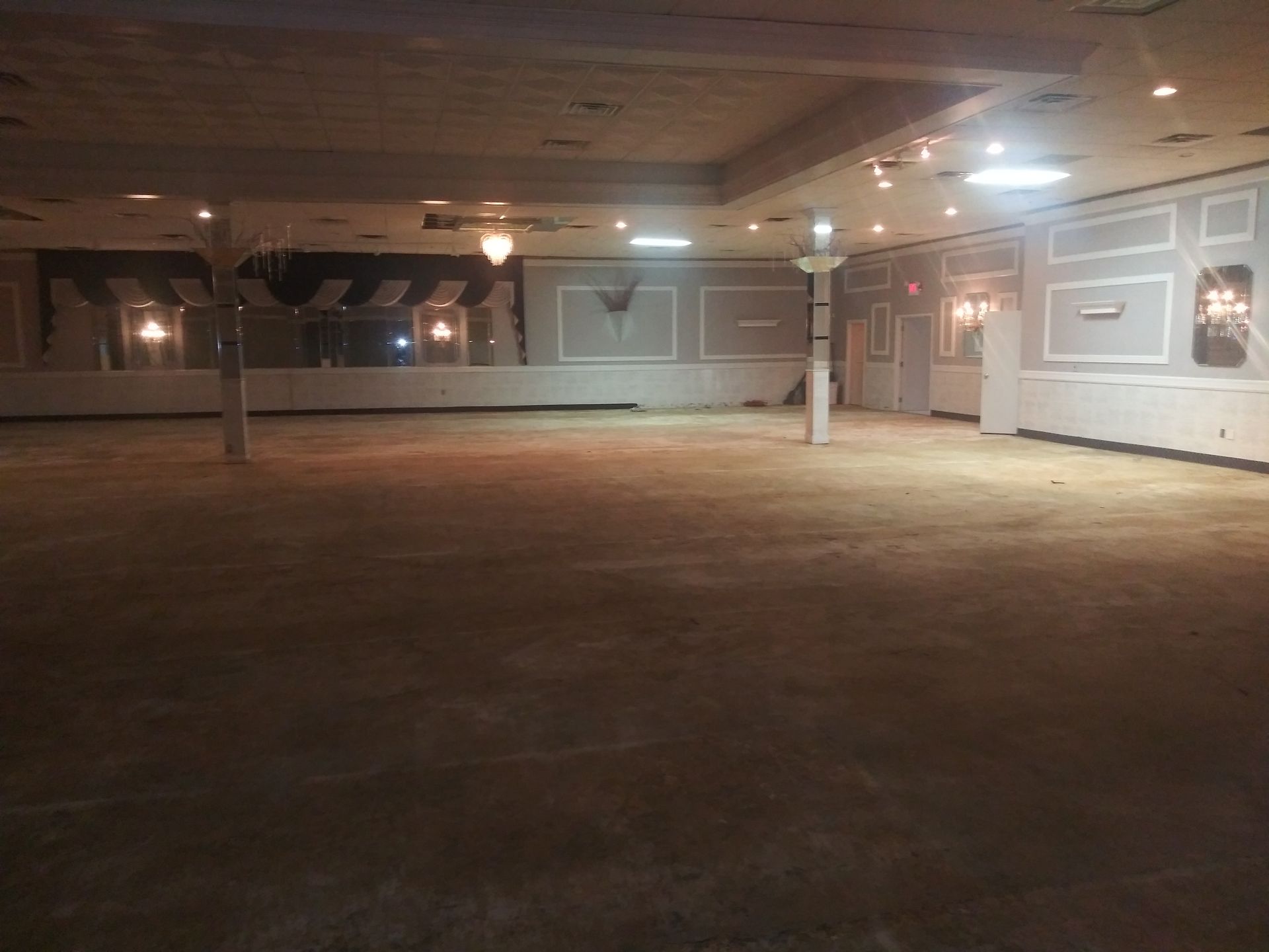 A large empty room with a lot of lights on