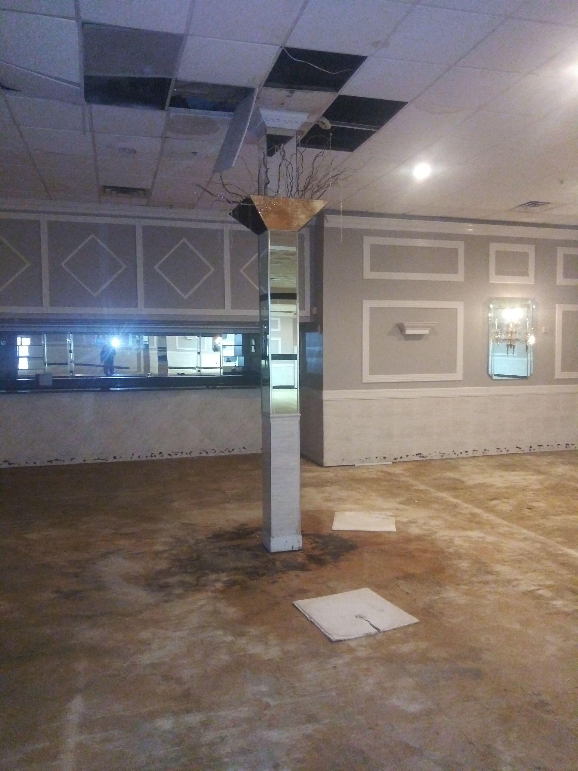 An empty room with a pillar in the middle of it