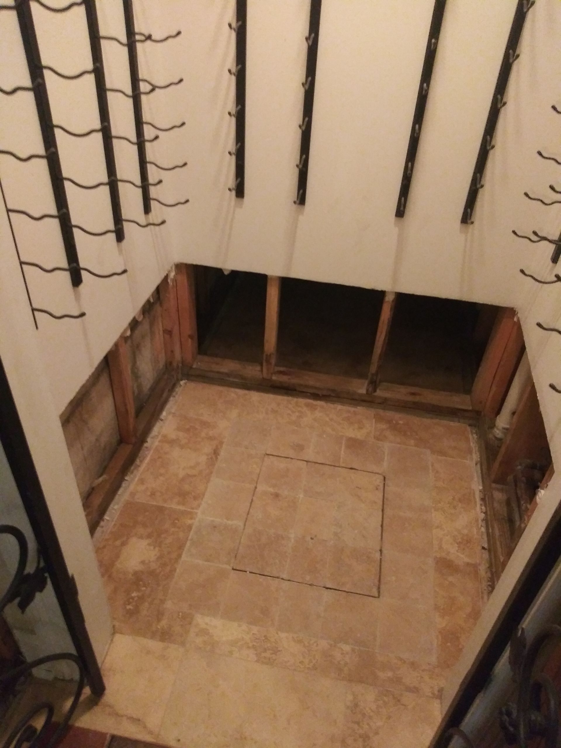 An aerial view of a room with a square in the middle