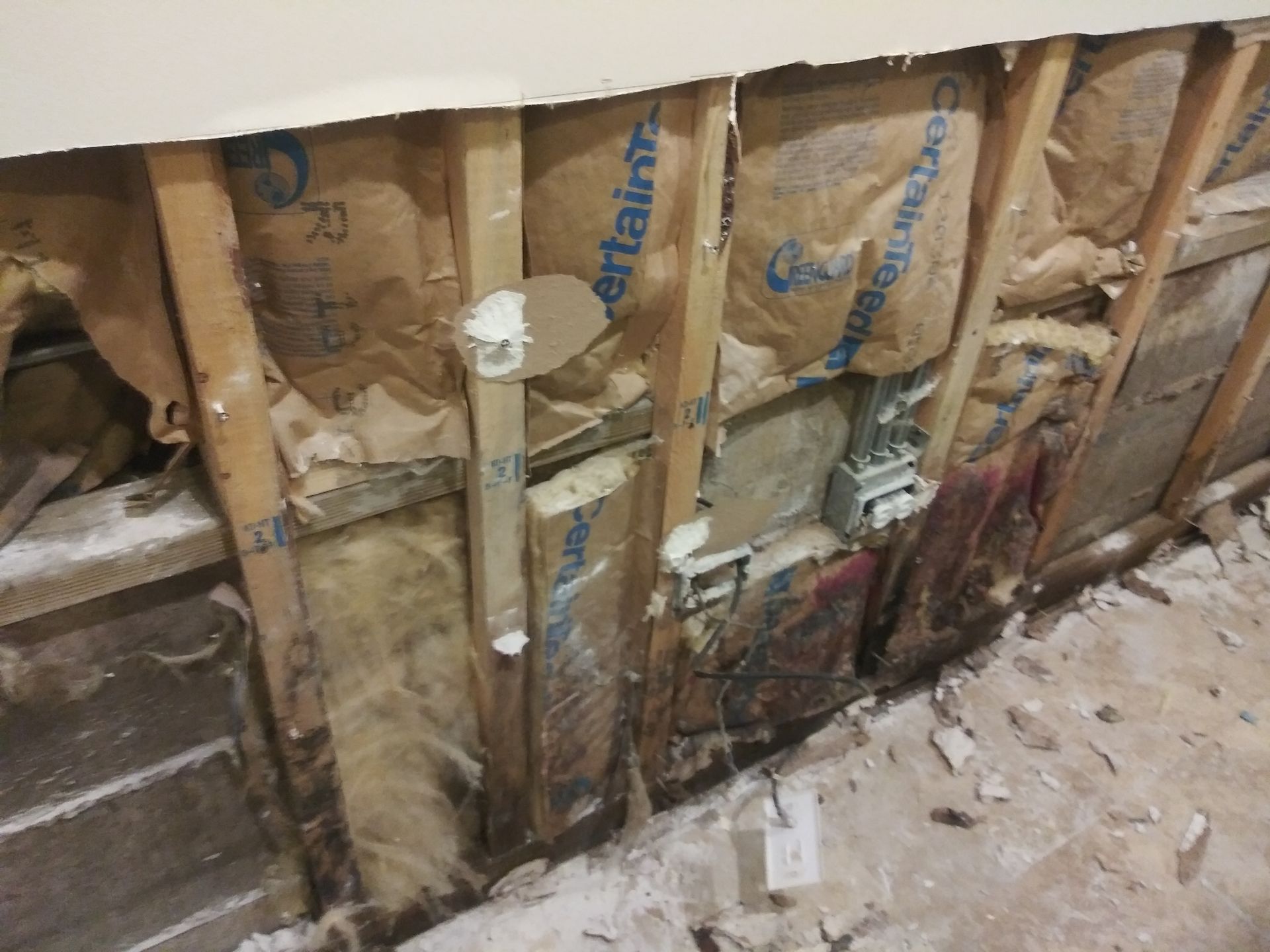 A wall with a lot of insulation on it