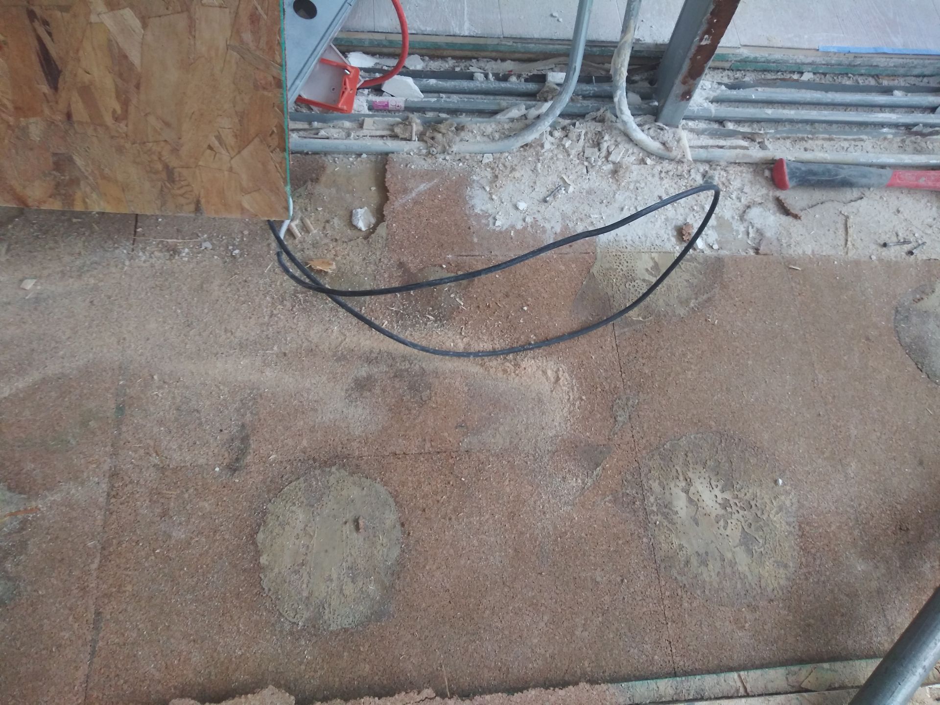 A bunch of wires are laying on the ground in a room.