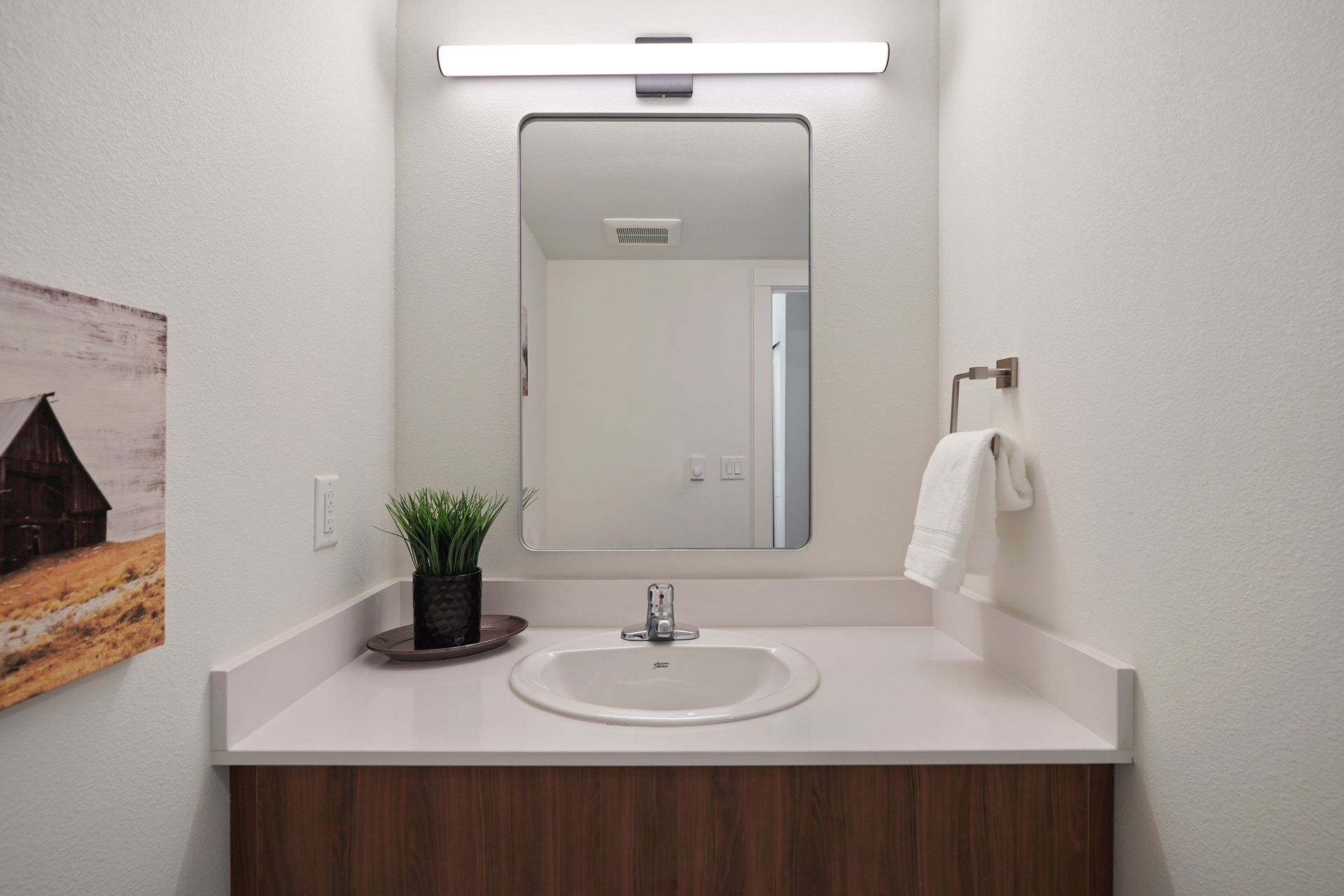 A bathroom with a sink and a mirror.