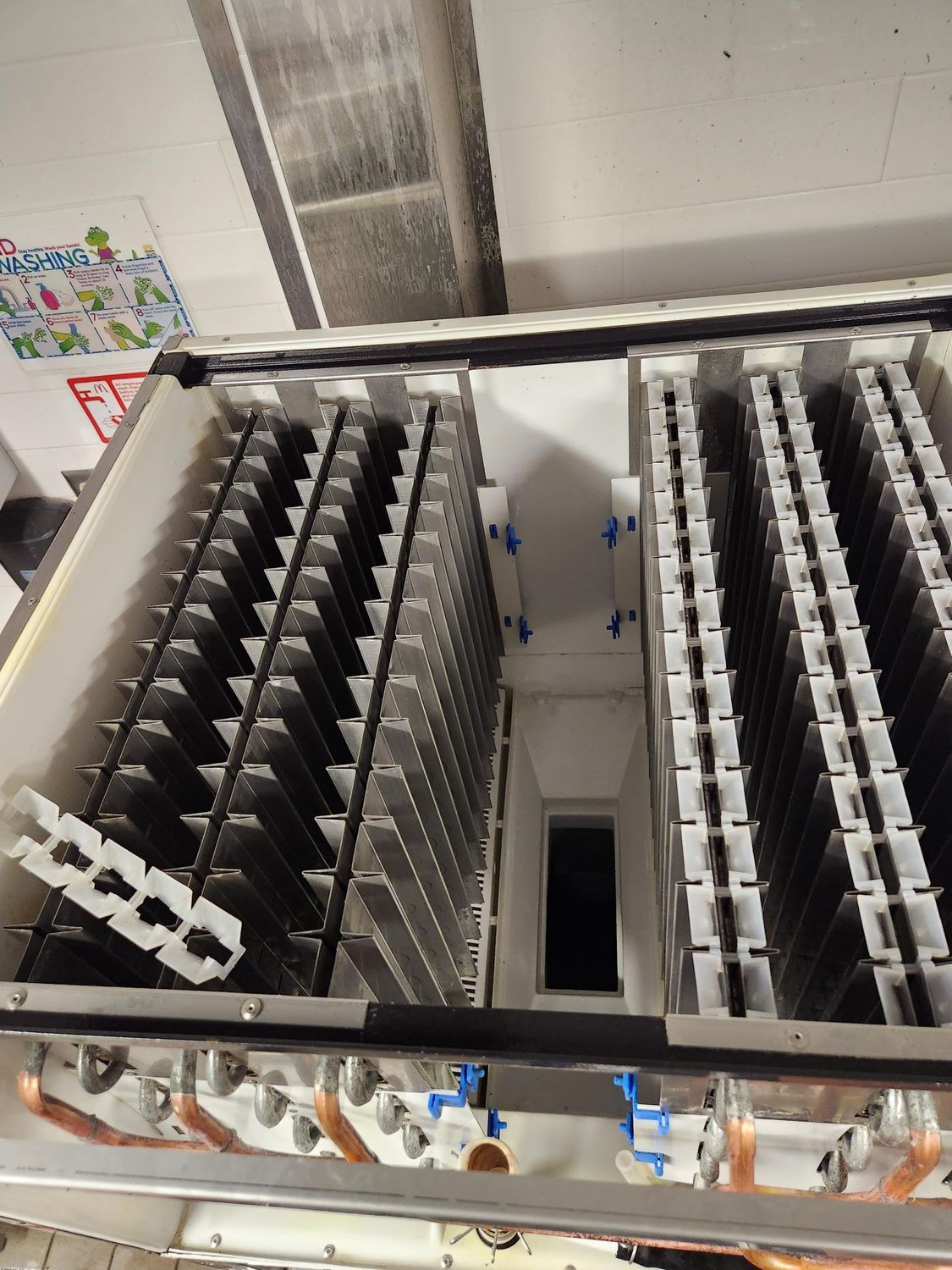 A close up of a machine with a lot of tubes in it.