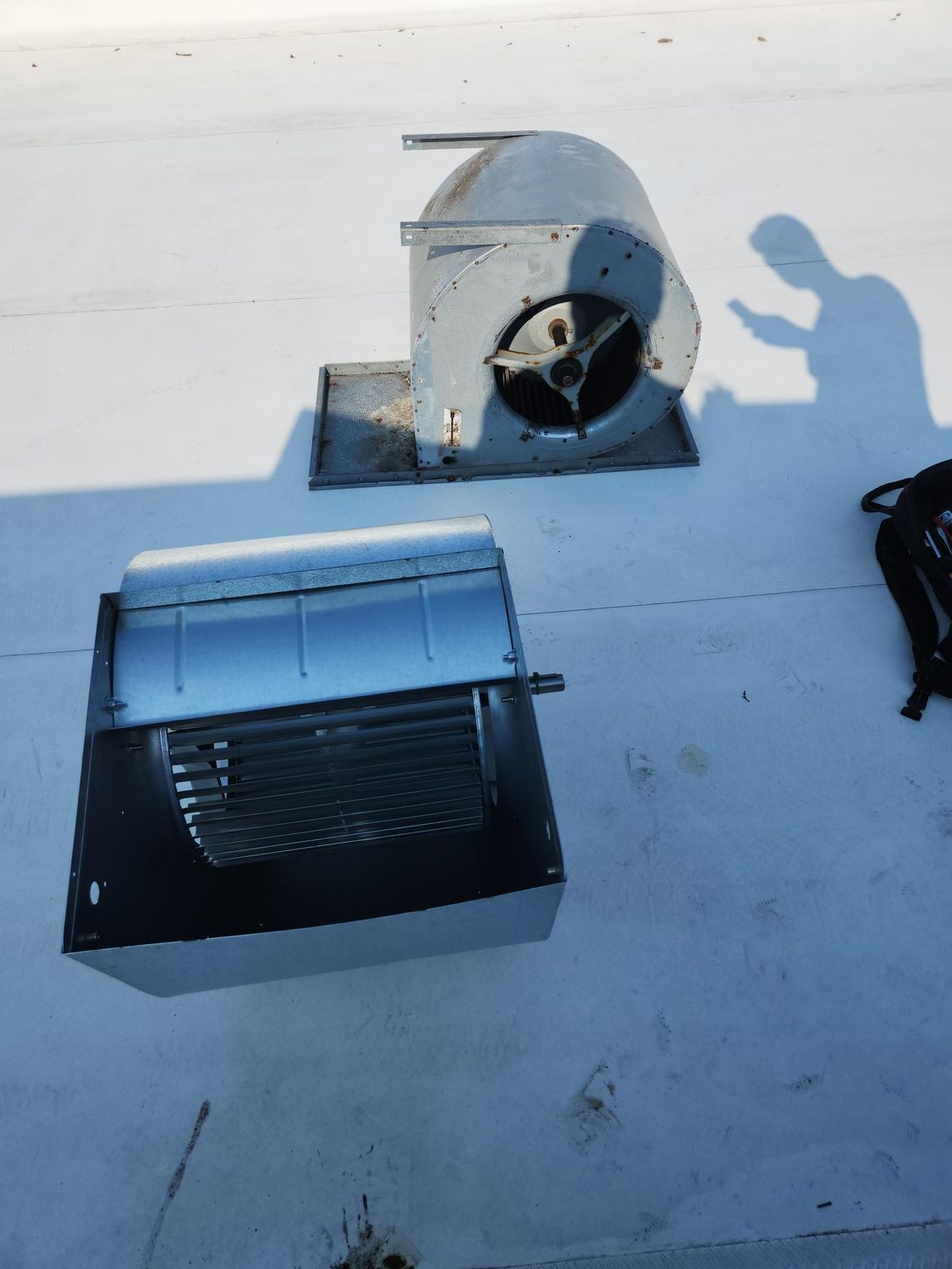 A fan is sitting on top of a white roof
