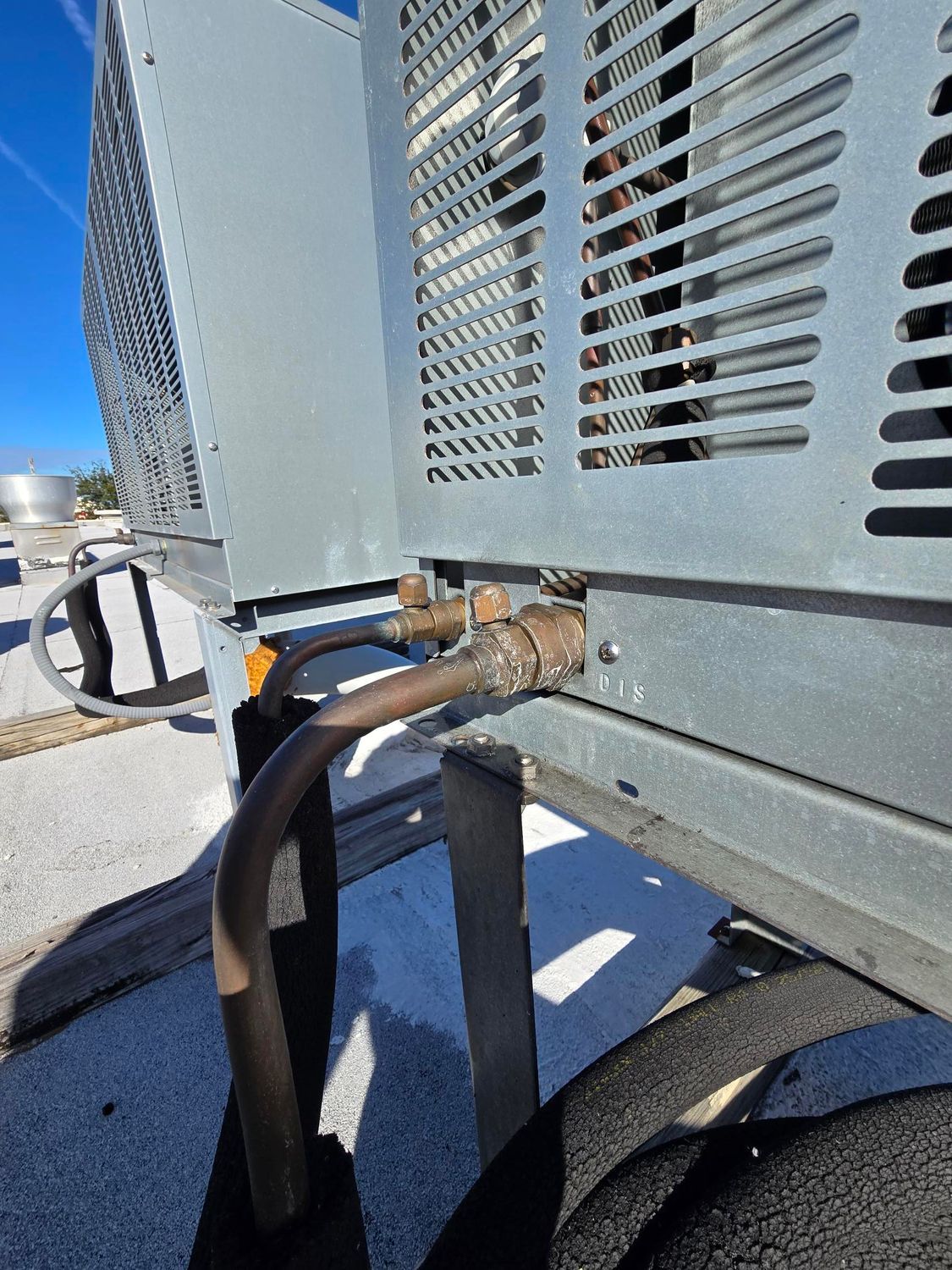 A close up of a machine with pipes attached to it.