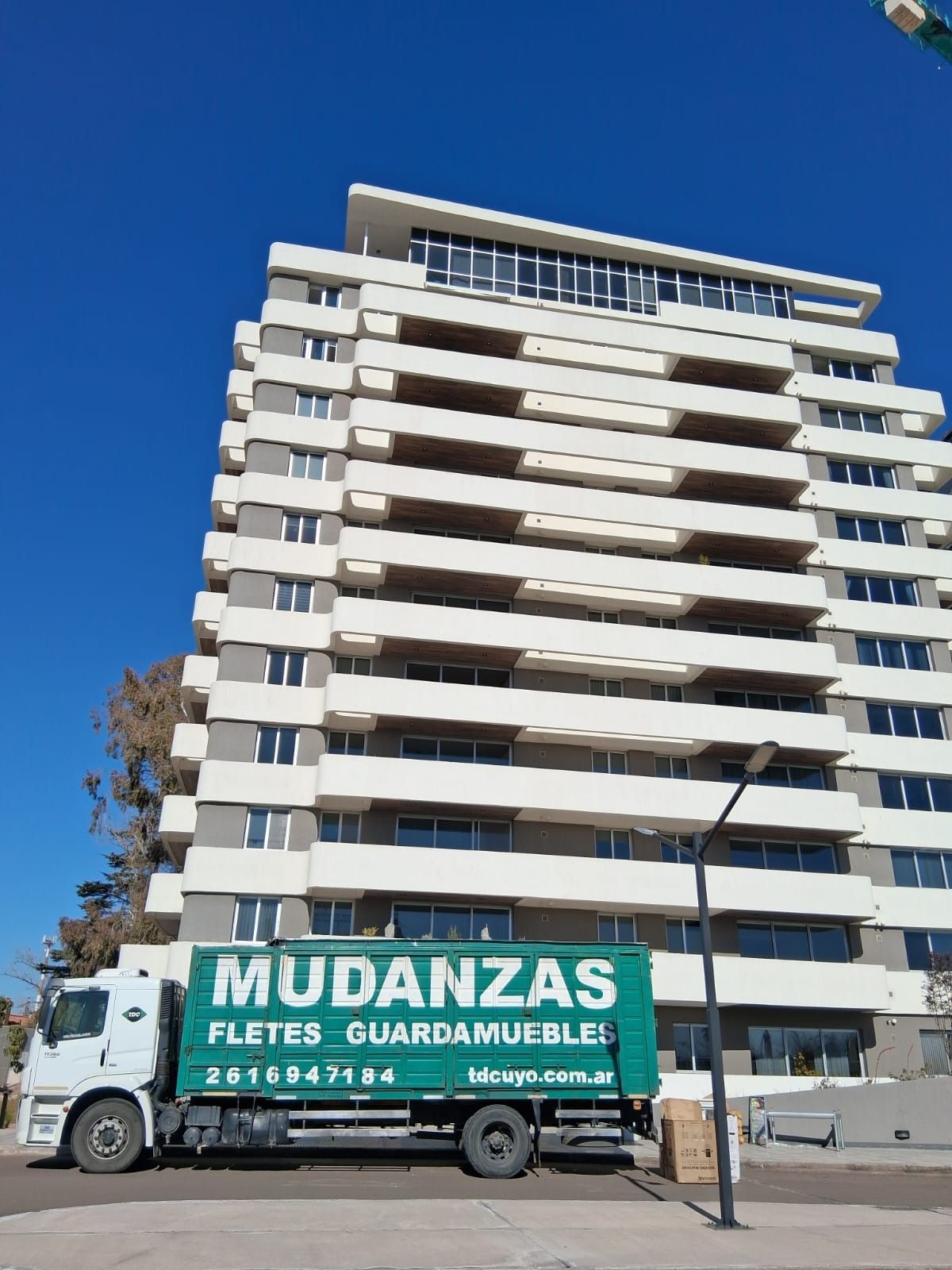 Camión con el logo de