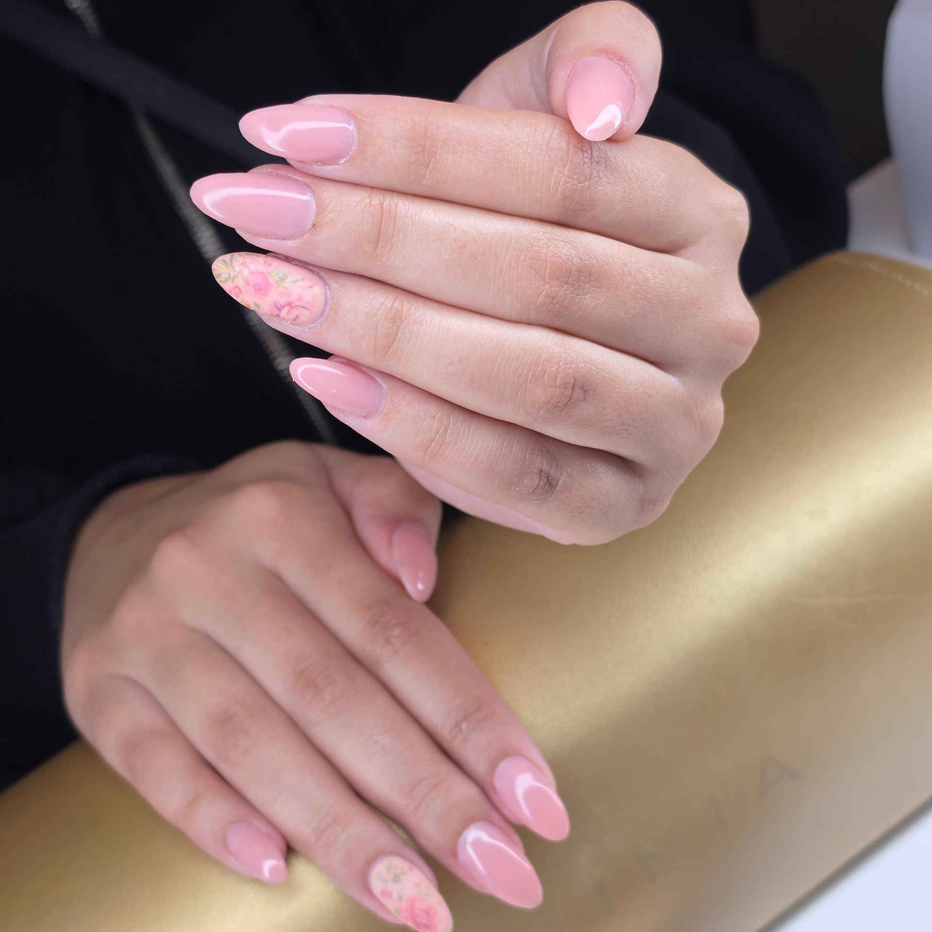 Acryl nagel den haag bij klant gezet