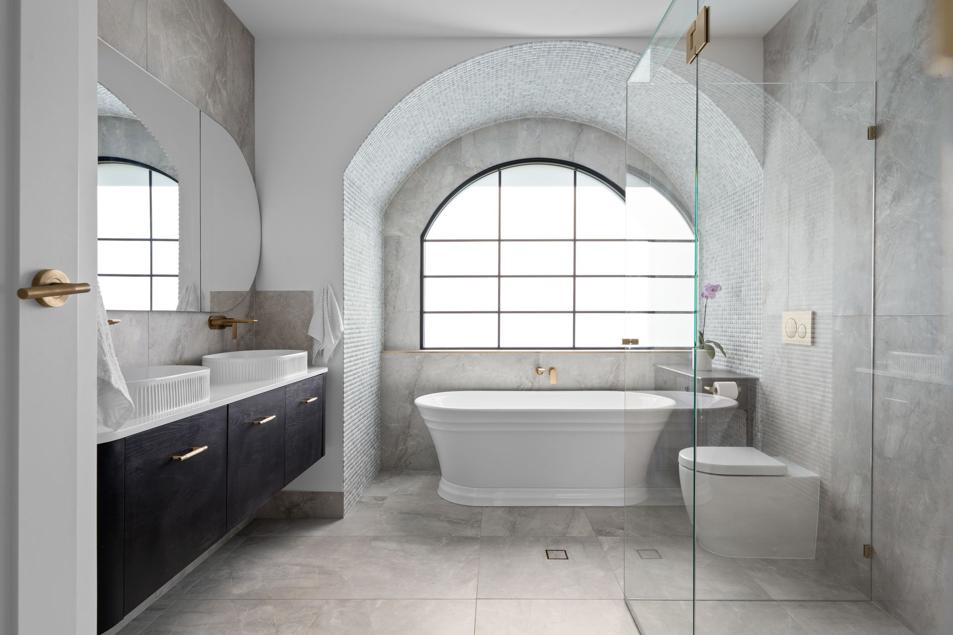 a bathroom with a tub , sink , toilet and shower .